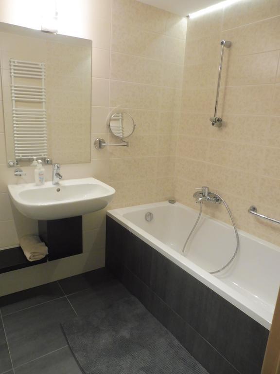 Ferienwohnung Azur Apartman Velence Exterior foto